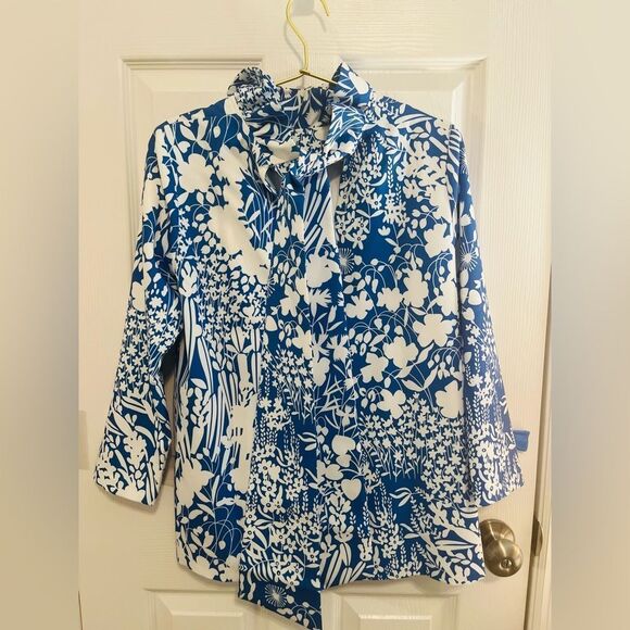 Tuckernuck Blue and White Graphic 3/4 Sleeve Blouse - Picture 7 of 10
